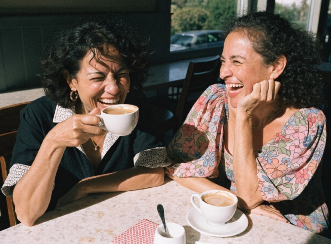 Amigas riendo en un café