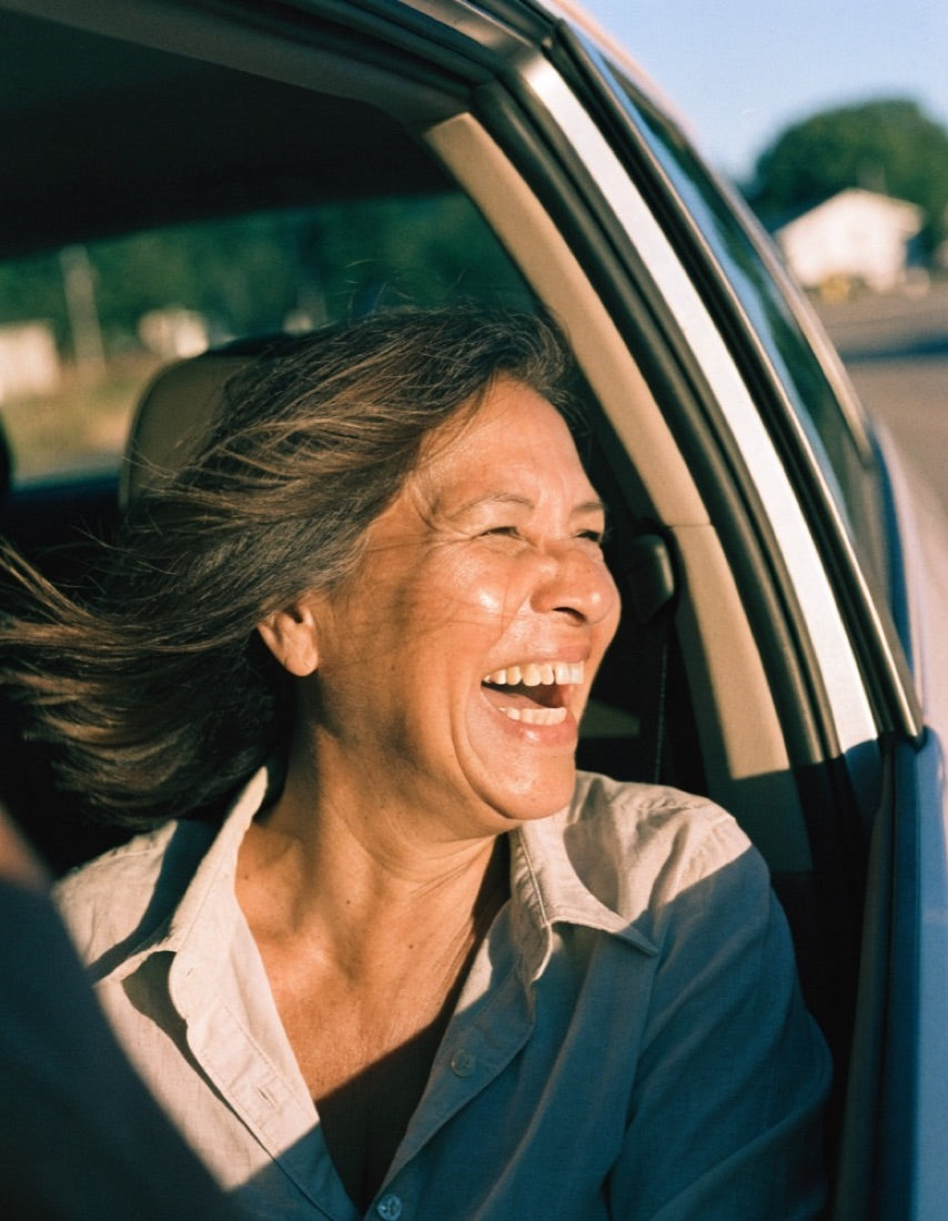Mujer feliz en un viaje en carro