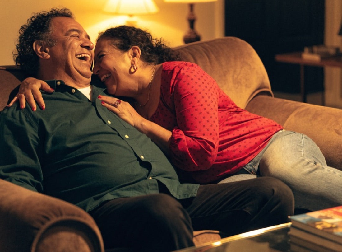 Pareja abrazada en el sofá